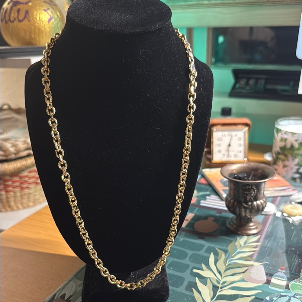 Gold Chunky Chain Necklace with Timeless Design